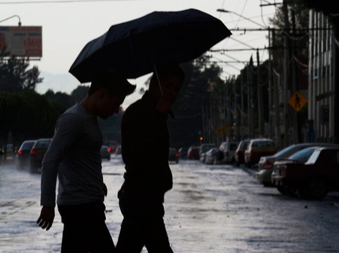 Lluvias fuertes con clima cálido dominarán gran parte del país