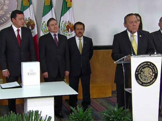 Zambrano pide a Peña Nieto presentar el Informe personalmente