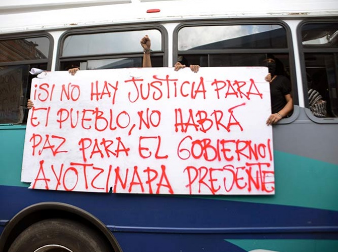 Normalistas secuestran cinco autobuses en Chiapas