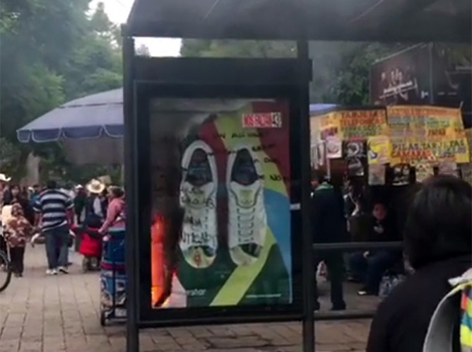 Encapuchados vandalizan parabús en Paseo de la Reforma
