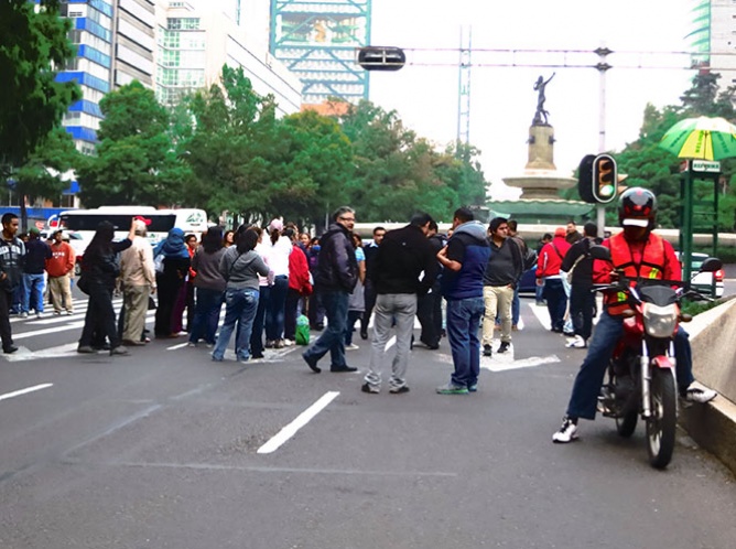Manifestantes bloquean circulación en Paseo de la Reforma