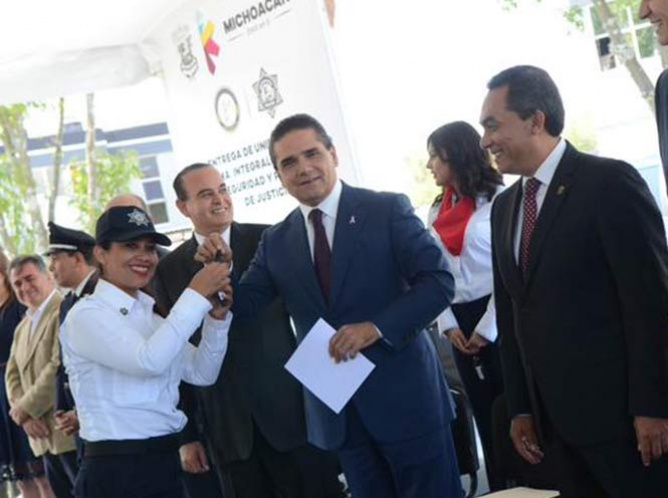 Aumentarán salario del 100% a policías de Michoacán 