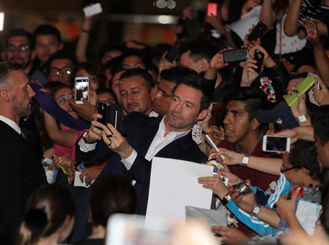 Hugh Jackman convive con fans mexicanos en premier de 'Peter Pan'