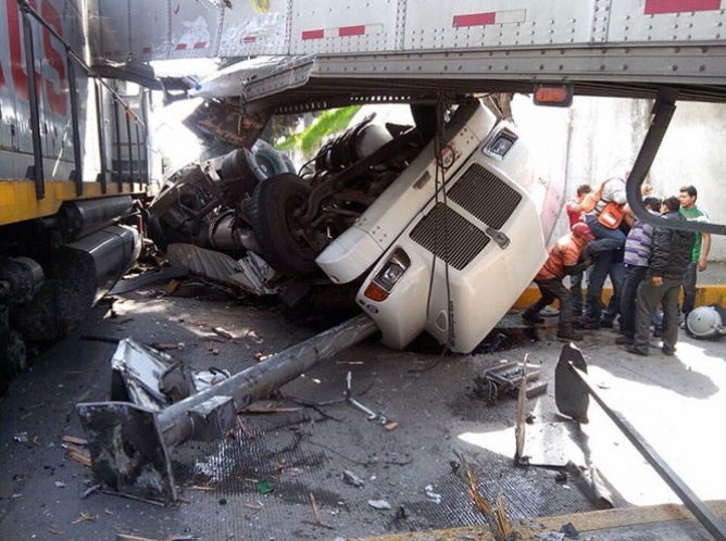 Tren arrastra a dos tractocamiones y un auto en Toluca
