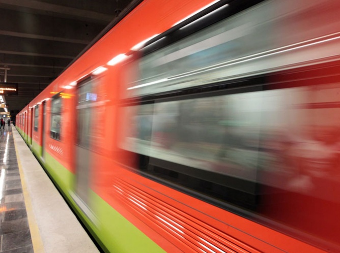 Línea 7 del Metro opera con demora por un tren averiado