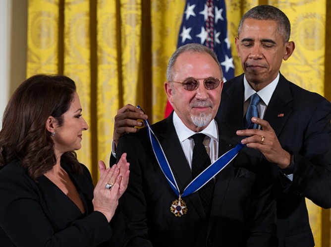 Barack Obama condecora a Emilio y Gloria Estefan