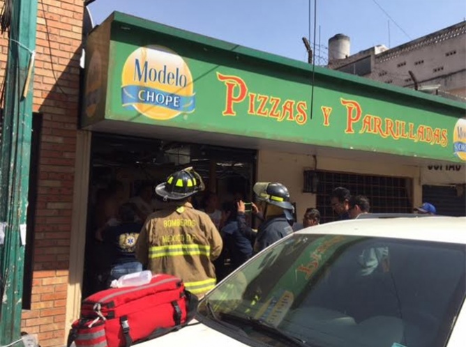 Explota pizzería en Copilco; hay al menos 10 lesionados 