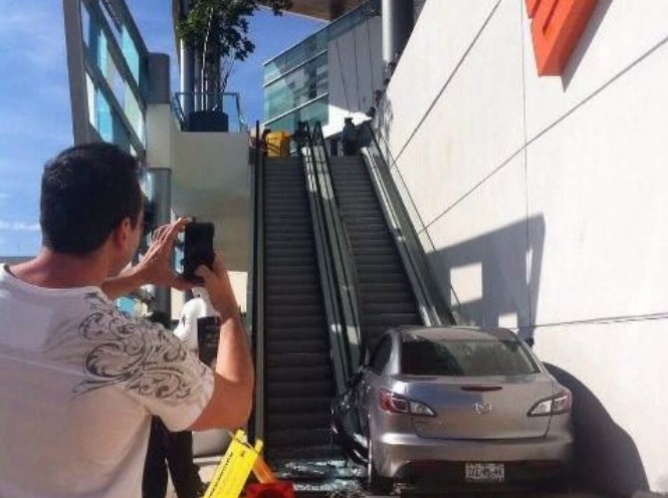 Mujer 'intenta' subir escaleras eléctricas con su automóvil