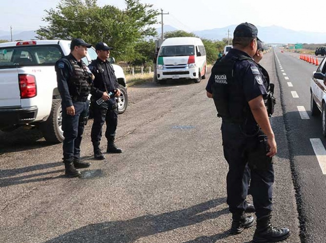 Hallan a 10 migrantes escondidos en una camioneta en Oaxaca