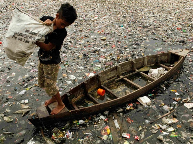 En 2050 habrá más plástico en el mar que peces, alertan científicos