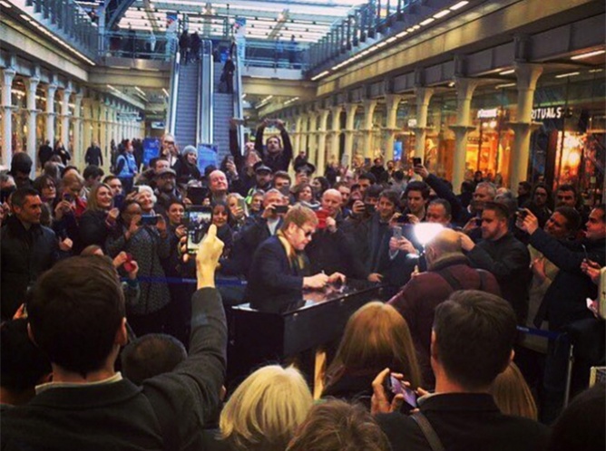 Elton John toca el piano en estación de tren londinense