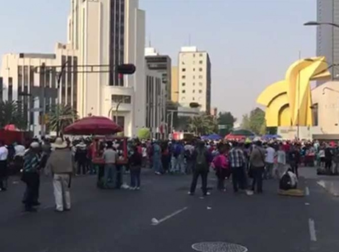 Integrantes de la CNTE se concentran en el Monumento a la Revolución