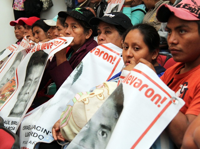 Padres de Ayotzinapa estarán en primera fila en misa del Papa