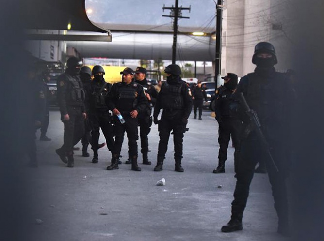 Mueren 52 reclusos en pelea en el penal del Topo Chico, Monterrey
