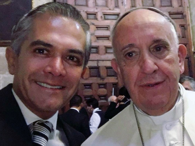 Presume Mancera su 'selfie' con el Papa Francisco