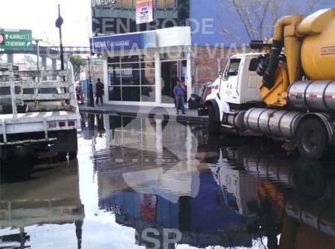 Afecta circulación vehicular fuga de agua en avenida Oceanía