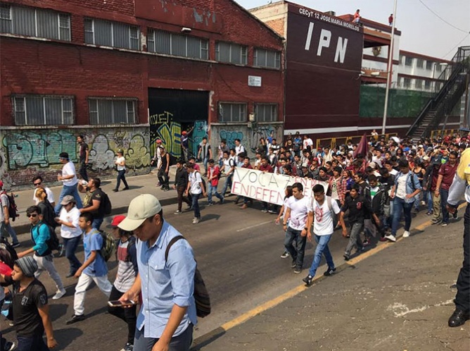 Alumnos del IPN marchan hacia Zacatenco