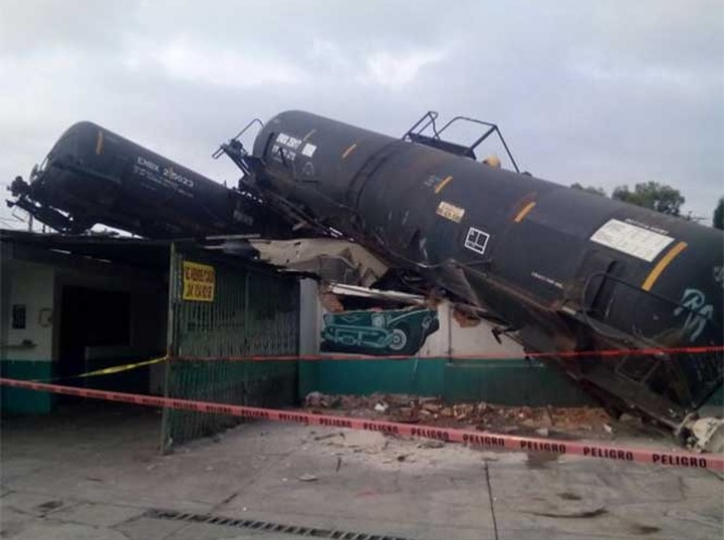 Se descarrila tren en Tlaxcala; afecta casas y comercios