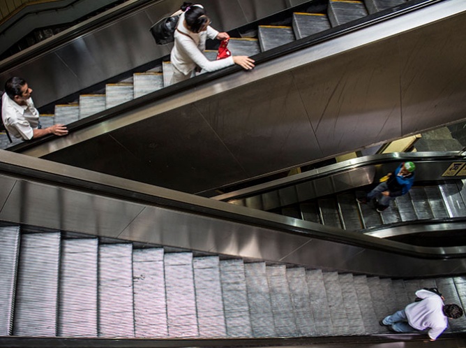 Niña queda atrapada en escaleras eléctricas del Metro