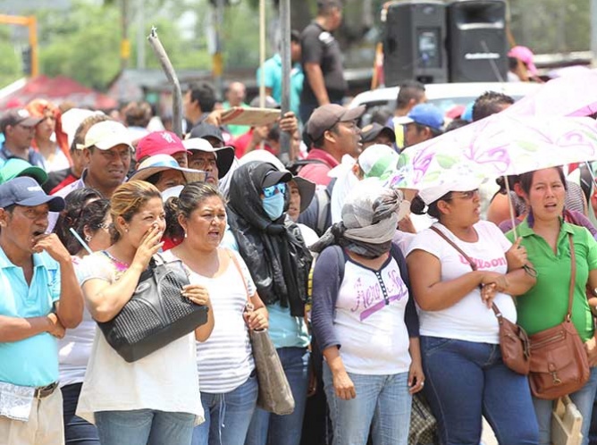 Padres de familia marchan en apoyo a maestros en Oaxaca