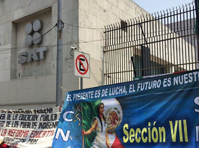 Maestros de la CNTE protestan frente al SAT