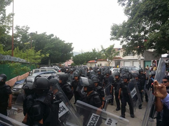 Policía toma control de la Secretaría de Educación en Chiapas 