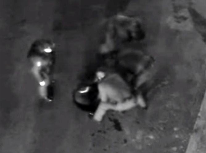 VIDEO: Se esconde en coladera para robar cable eléctrico
