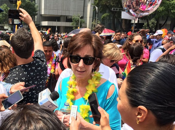 Roberta Jacobson participa en marcha gay de la CDMX