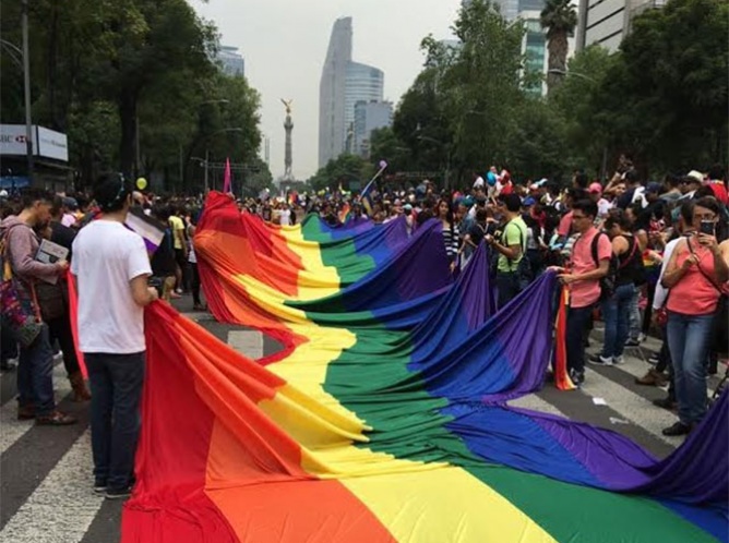Con alegría y color marchan por el orgullo gay al Zócalo