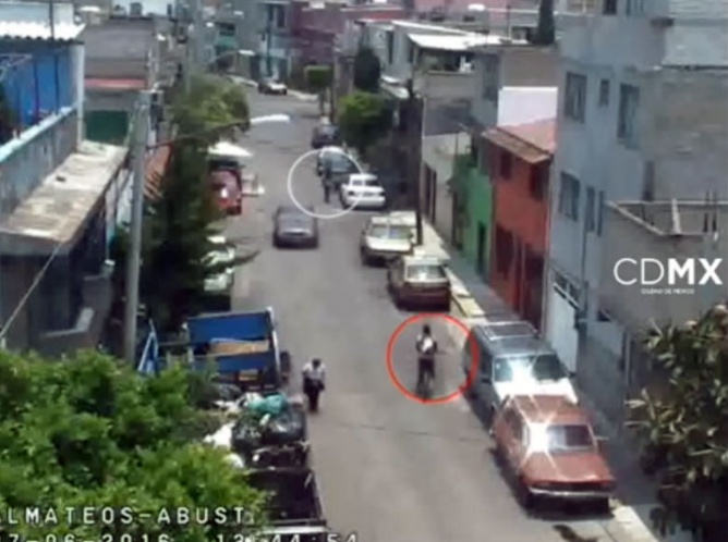 VIDEO: Delincuente roba bolsa a mujer y huye en bici