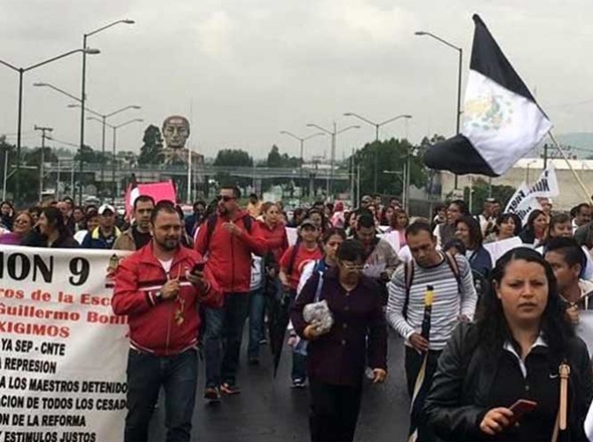 Contingente de maestros bloquea la calzada Zaragoza