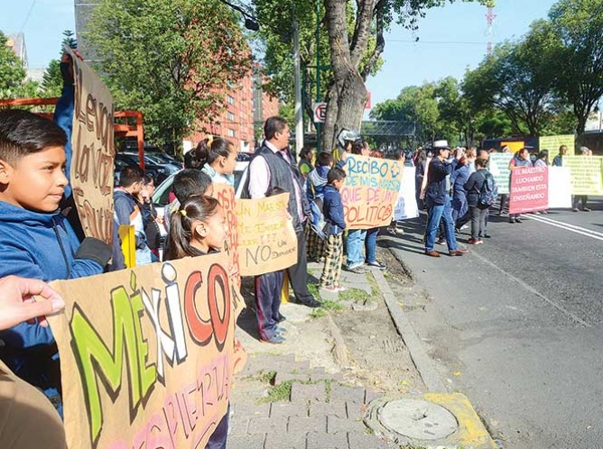 Suspenden el cese de maestros; no procedió en Michoacán y Oaxaca