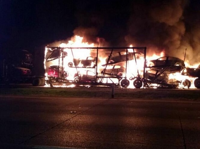 Se incendian torton y tráiler nodriza en autopista Arco Norte