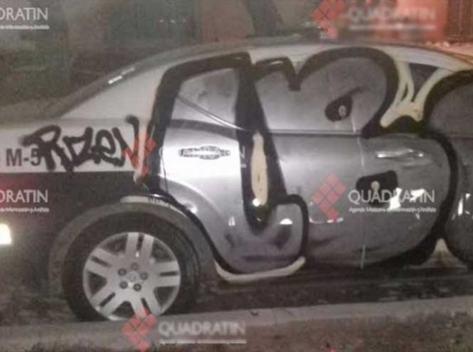 ‘Grafitean’ patrulla cerca de un módulo de policía en Querétaro