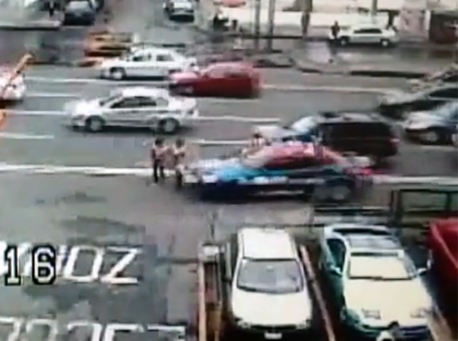 VIDEO: Patrulla atropella a madre e hija en Tlatelolco