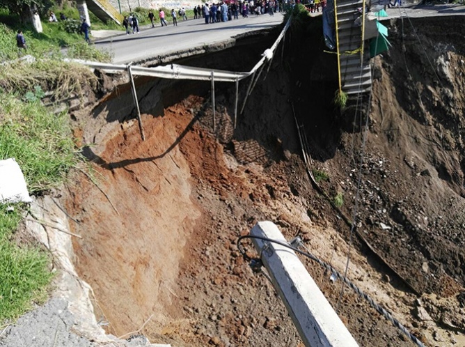 Retiran puente dañado por deslave en Naucalpan