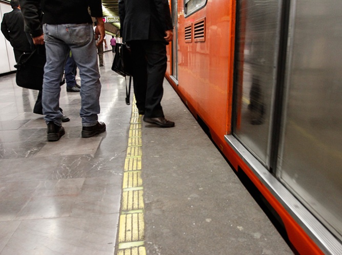 Falla en puertas genera retraso en Línea 9 del Metro