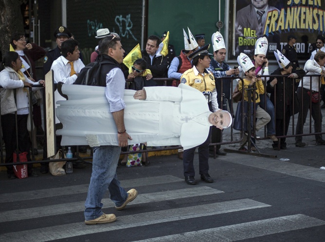 Feligreses esperan el paso del Papa en Avenida Insurgentes