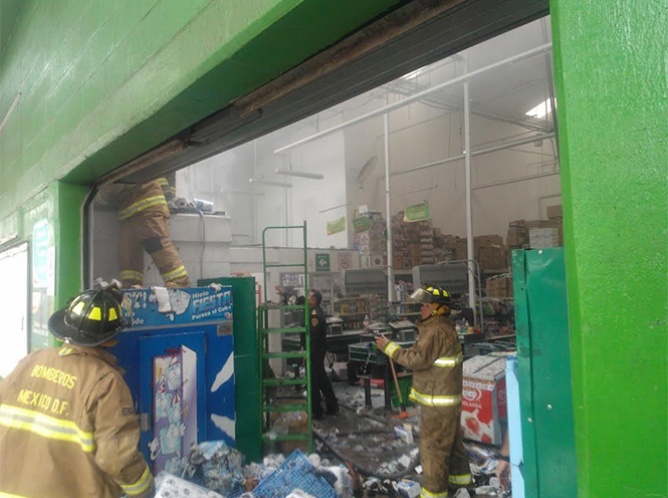 Incendio en tienda de autoservicio en Xola es controlado