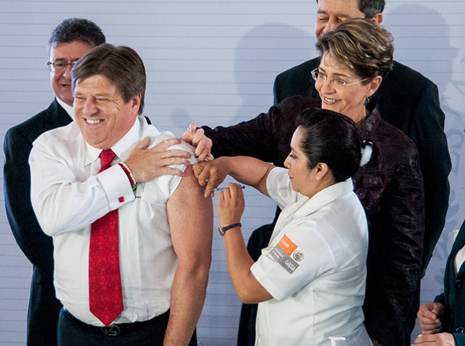A fin de motivar a la población Miguel Herrera se vacuna contra la influenza