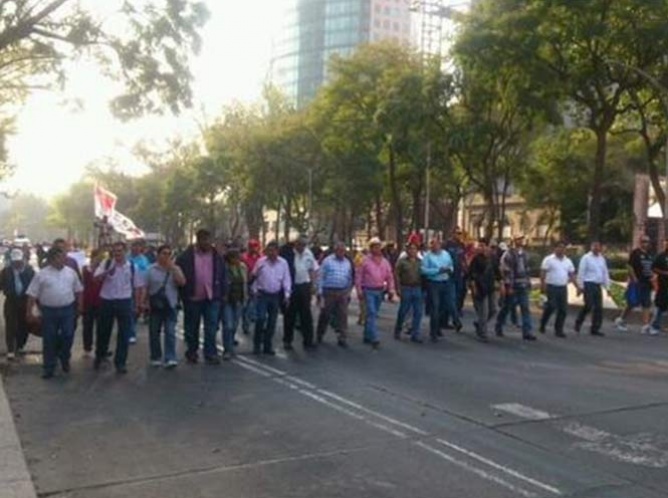 Sale marcha de la CNTE del Monumento a la Revolución al Ángel