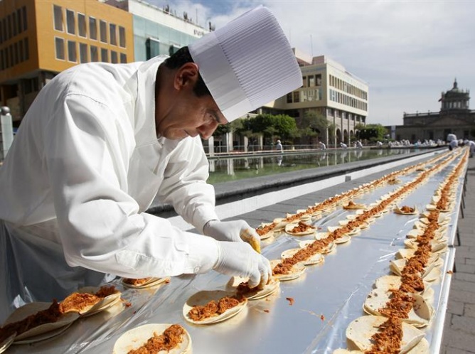 Rompen récord Guinnes de la línea de tacos de cochinita pibil más grande del mundo