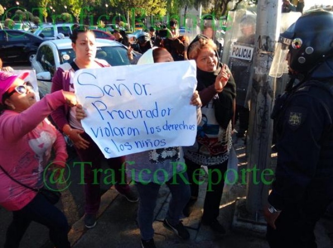 Padres de los niños asaltantes de Tlatelolco protestan en Reforma