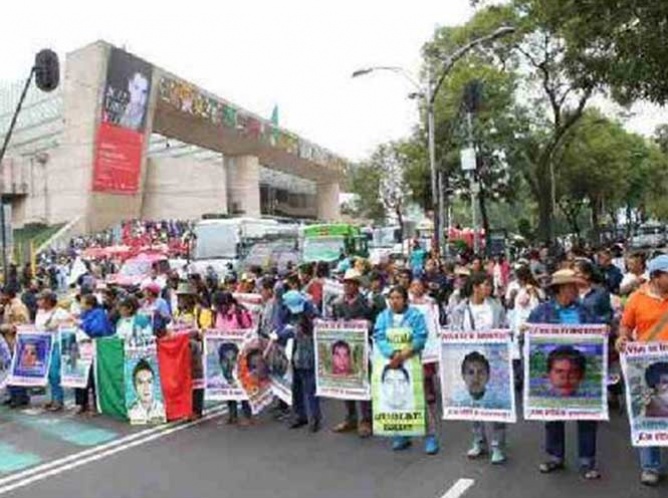 GDF atento a la marcha de familiares de 43 normalistas de Ayotzinapa
