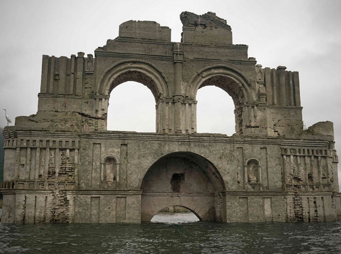 Iglesia colonial emerge de las aguas del Río Grijalva