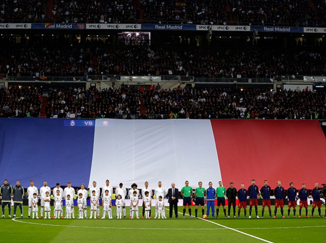 Real Madrid y Barça rinden emotivo homenaje a víctimas de París