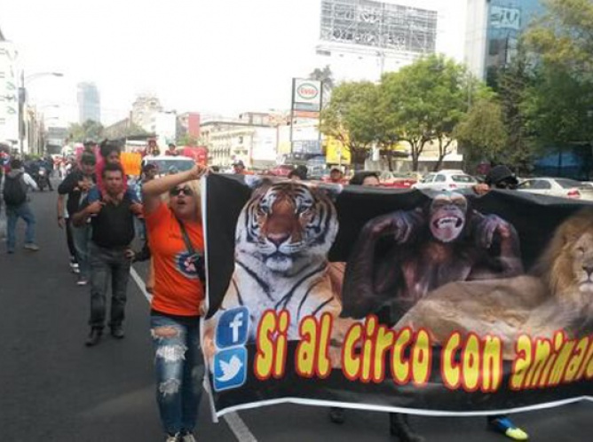 Cirqueros marchan hacia el Zócalo capitalino, rechazan reforma