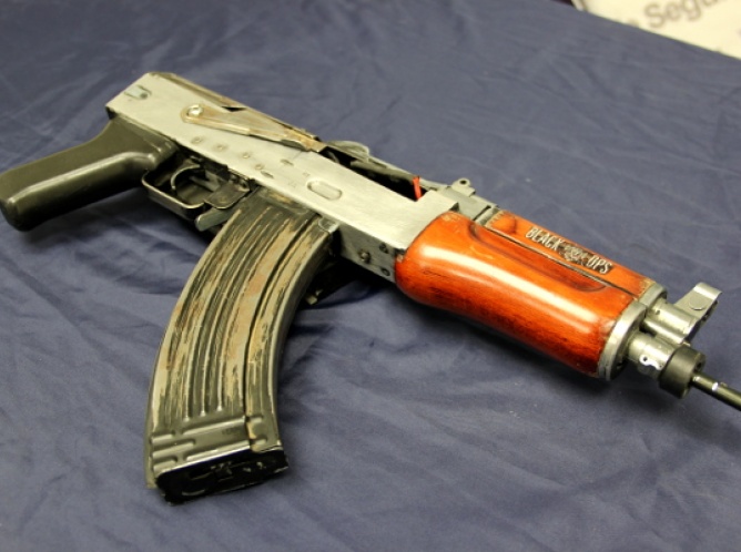 Hombre utilizaba replica de AK-47 para asaltar