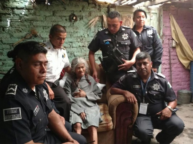 Policías de Ixtapaluca 'adoptaron' a una abuelita