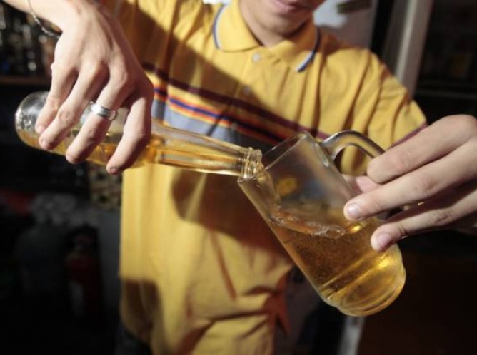 Consumo de alcohol en menores comienza en la primaria, revela estudio